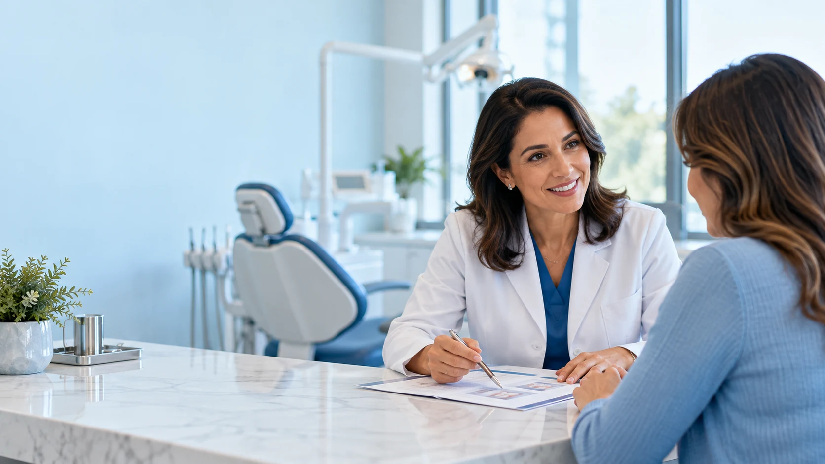 Dentista conversando com a paciente num consultório claro, com a ficha de orçamento sobre a mesa e a cadeira odontológica ao fundo.
