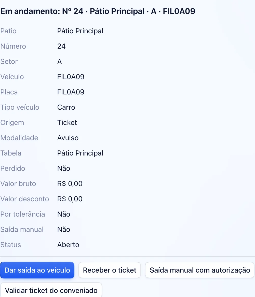 Ticket aberto no sistema, com a placa, a tabela, o valor e os botões dar saída ao veículo e receber o ticket.
