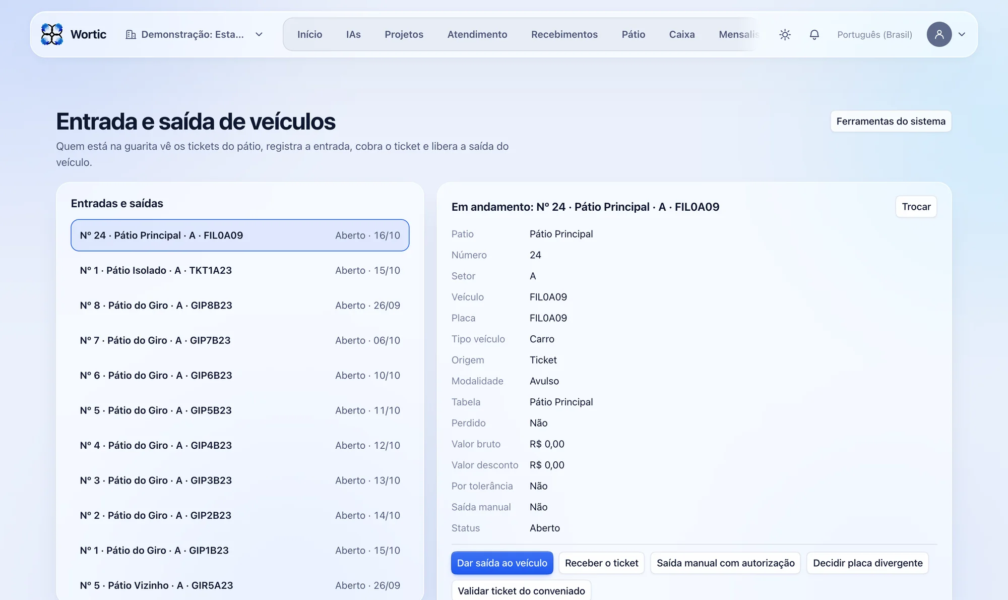Entrada e saída de veículos no sistema: a lista dos tickets abertos por pátio e placa e, ao lado, o ticket escolhido com os botões dar saída ao veículo, receber o ticket, saída manual com autorização, decidir placa divergente e validar ticket do conveniado.